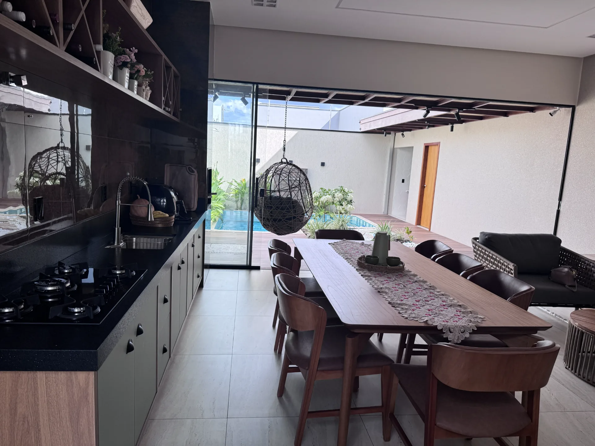 Área gourmet integrada visualmente à piscina