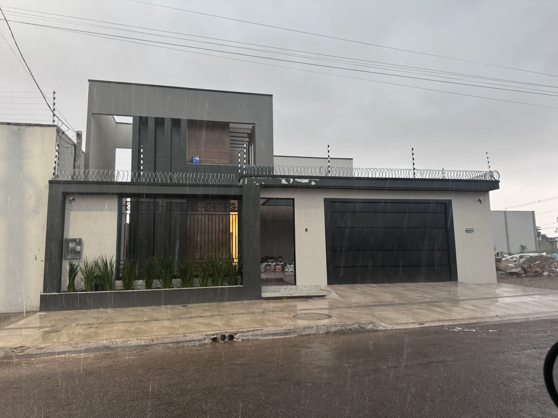 Fachada contemporânea concluída da Casa Alto da Boa Vista