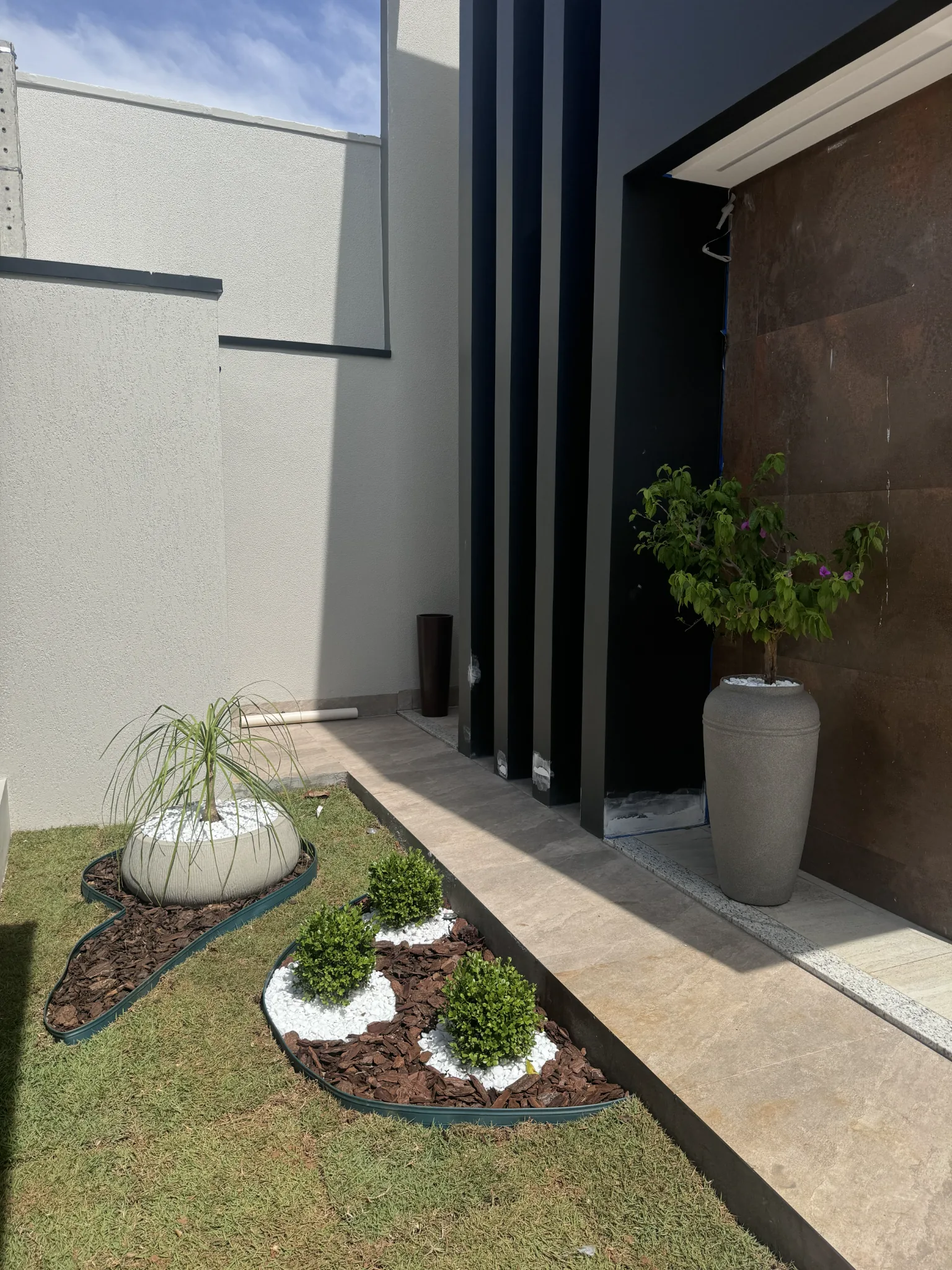 Paisagismo junto à entrada da residência